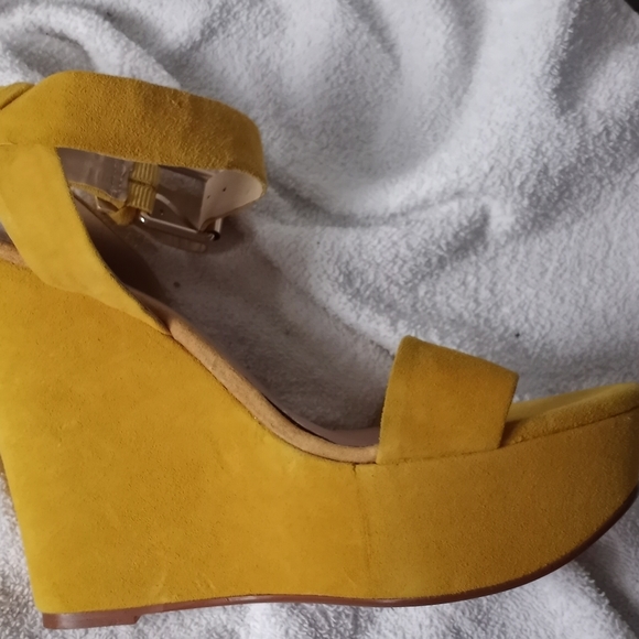 Shoes - Picture 4 of 6